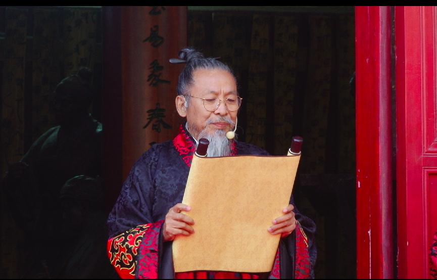 校长甄忠义宣读祭孔祝文