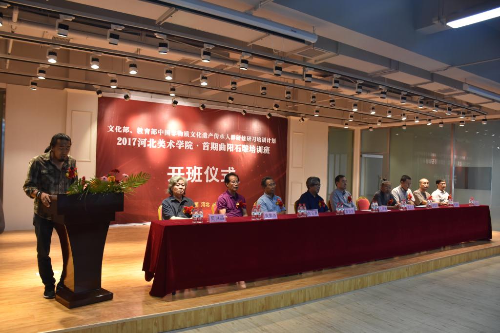 城市设计学院院长董小龙主持