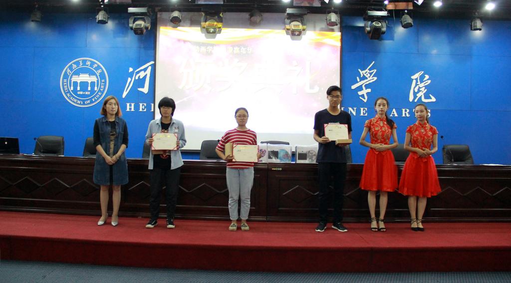 孙小慧书记为获奖学生颁奖