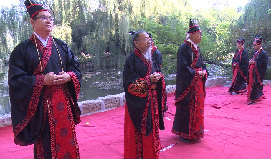 贤:教师孟祥振(左) 爵:校长甄忠义(中) 老:教授郝华(右)