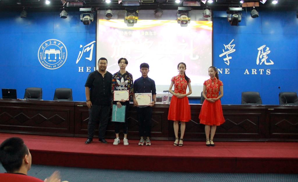 姜仁峰院长为获奖学生颁奖