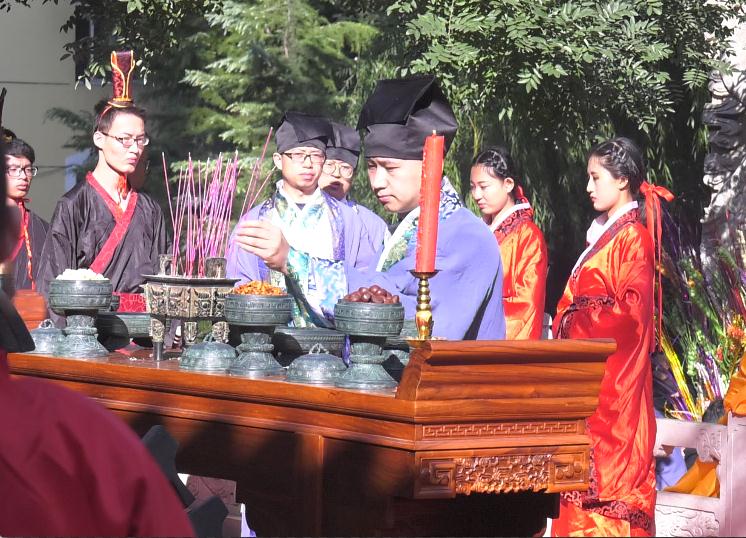 优秀员工代表进香