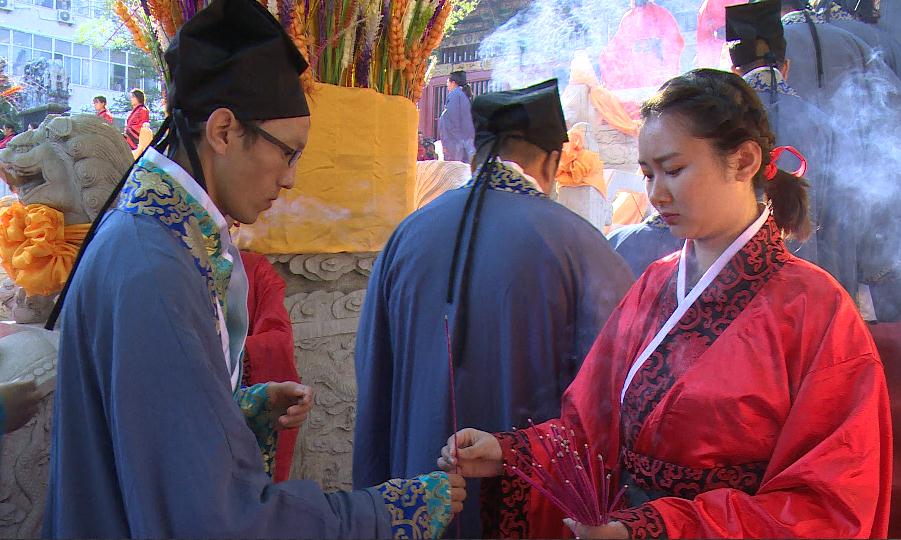 优秀员工代表进香