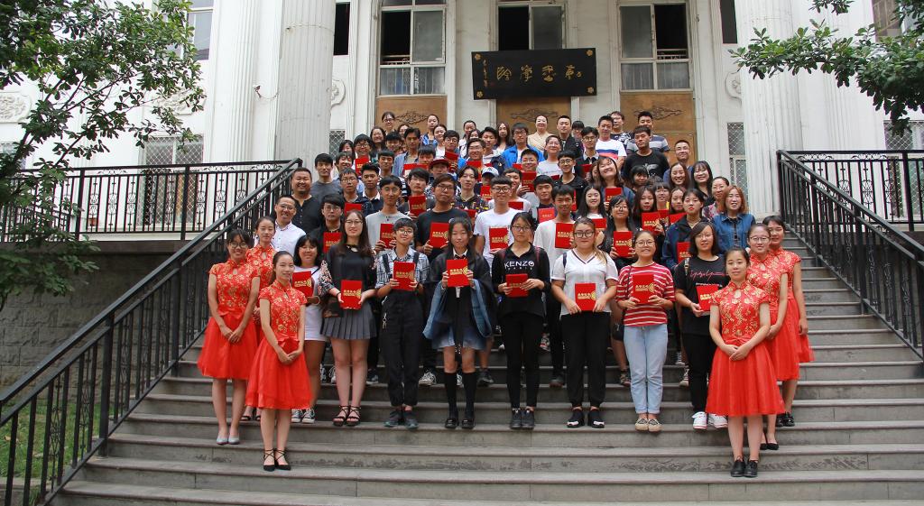 获奖学生与指导教师合影留念