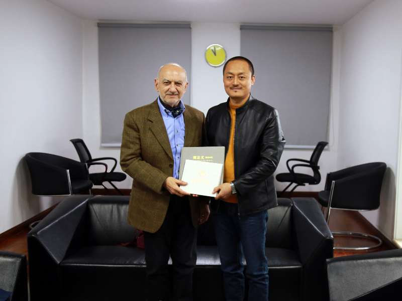 兰新成院长赠送我校宣传册给Mauro Walter Pagnaneil教授