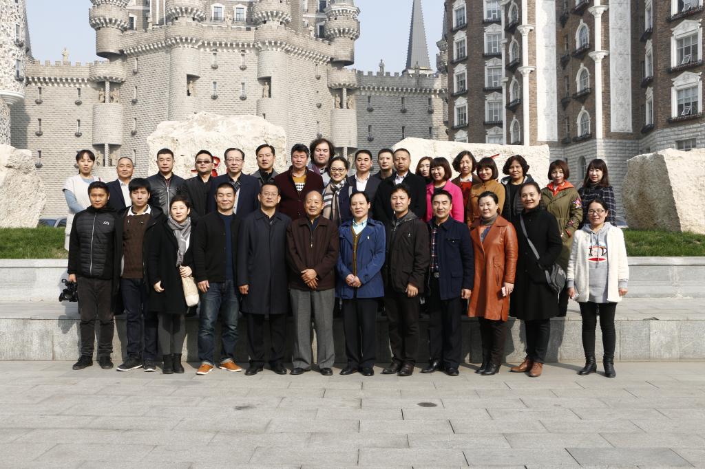 美术帝国广场合影