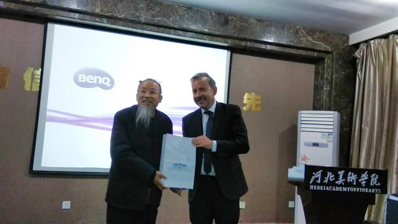 埃斯特尔哈兹大学校长Dr.Kalman Liptai 先生为甄忠义校长赠送礼物