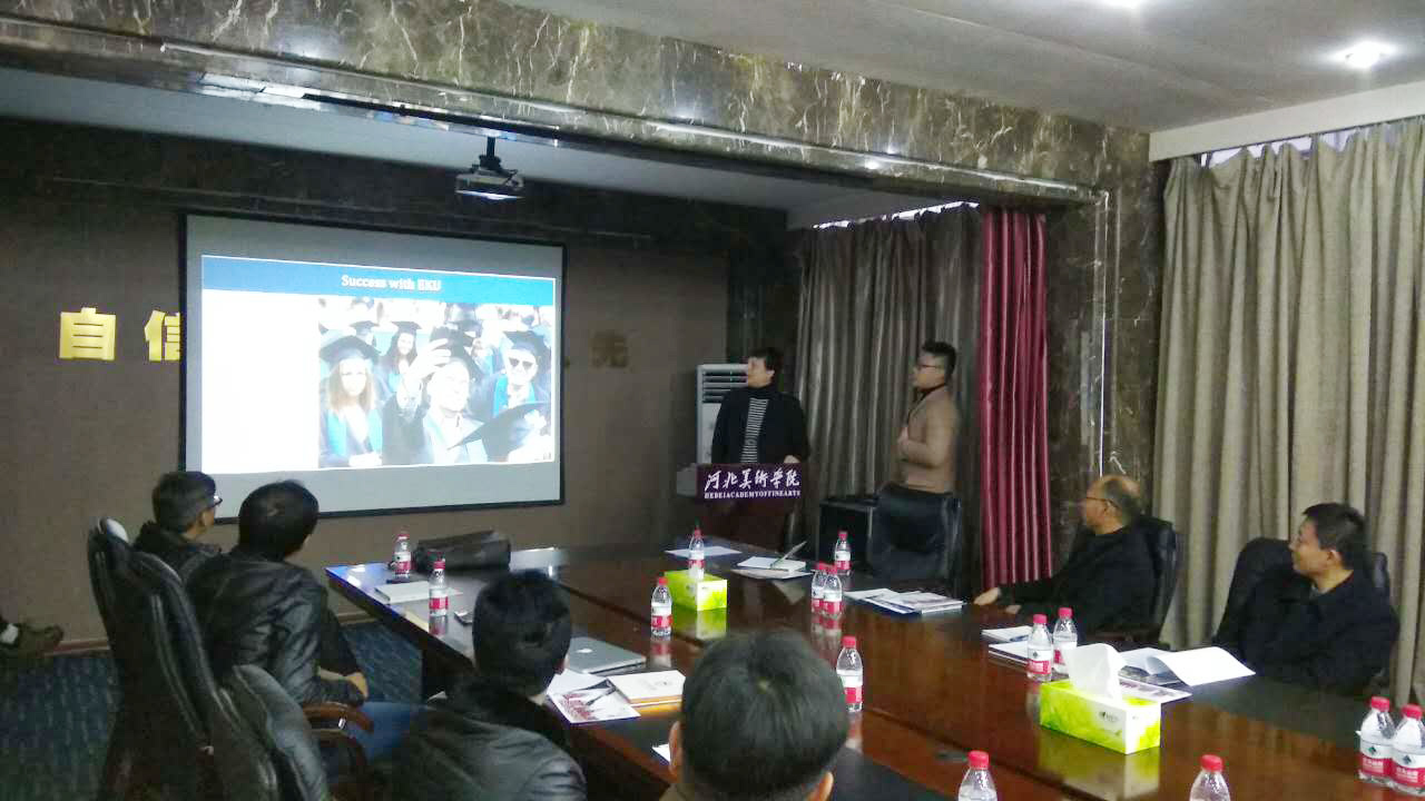 埃斯特尔哈兹大学国际部主任Katalin Tayler女士为大家讲解办学情况